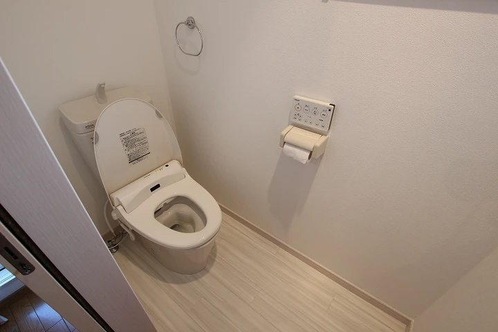 クロス・床張替え込！費用を抑えたトイレ交換事例／京都府亀岡市