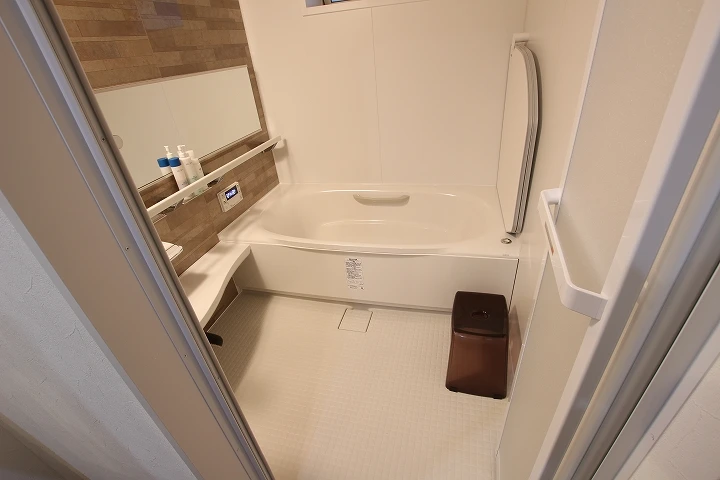 大きなタイルの在来浴室からユニットバスへのリフォーム事例／京都市南区