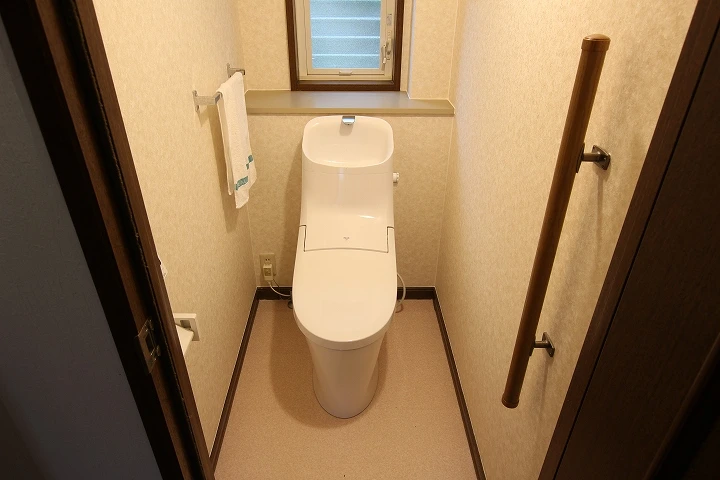 クロス・床も張替え！一体型のアメージュZAへのトイレ交換／京都府亀岡市