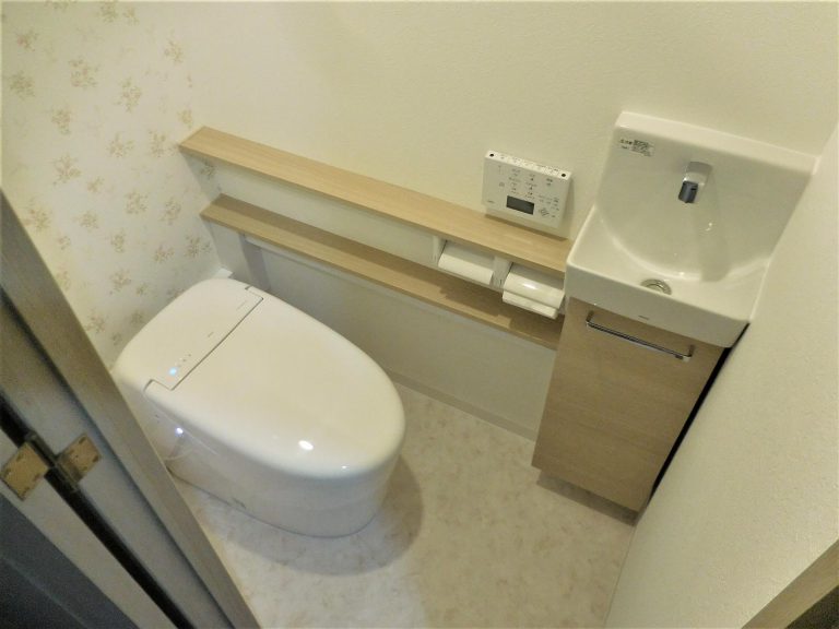 手洗いと便器が一体型のTOTO「ネオレスト」へのトイレリフォーム事例／千葉県