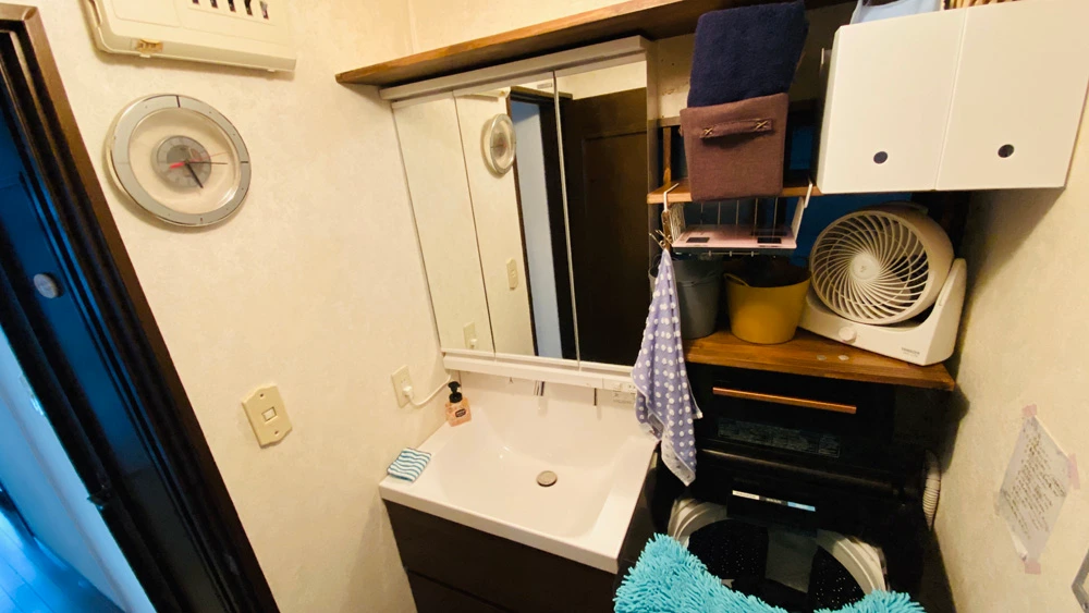 狭小の洗面所の床を底上げして間口75㎝の洗面台に交換した事例／京都市北区