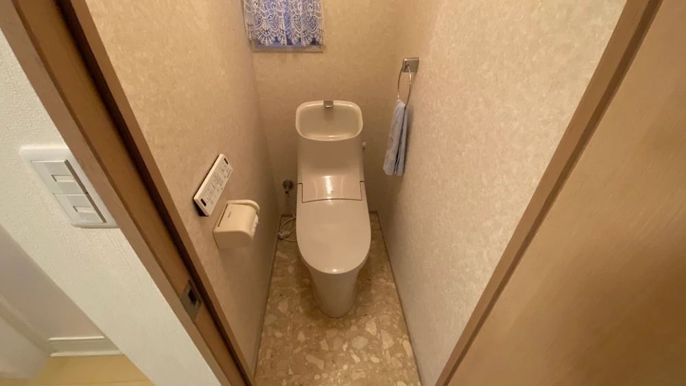 入り口ドアも交換！スタイリッシュなトイレへのリフォーム事例／京都市左京区