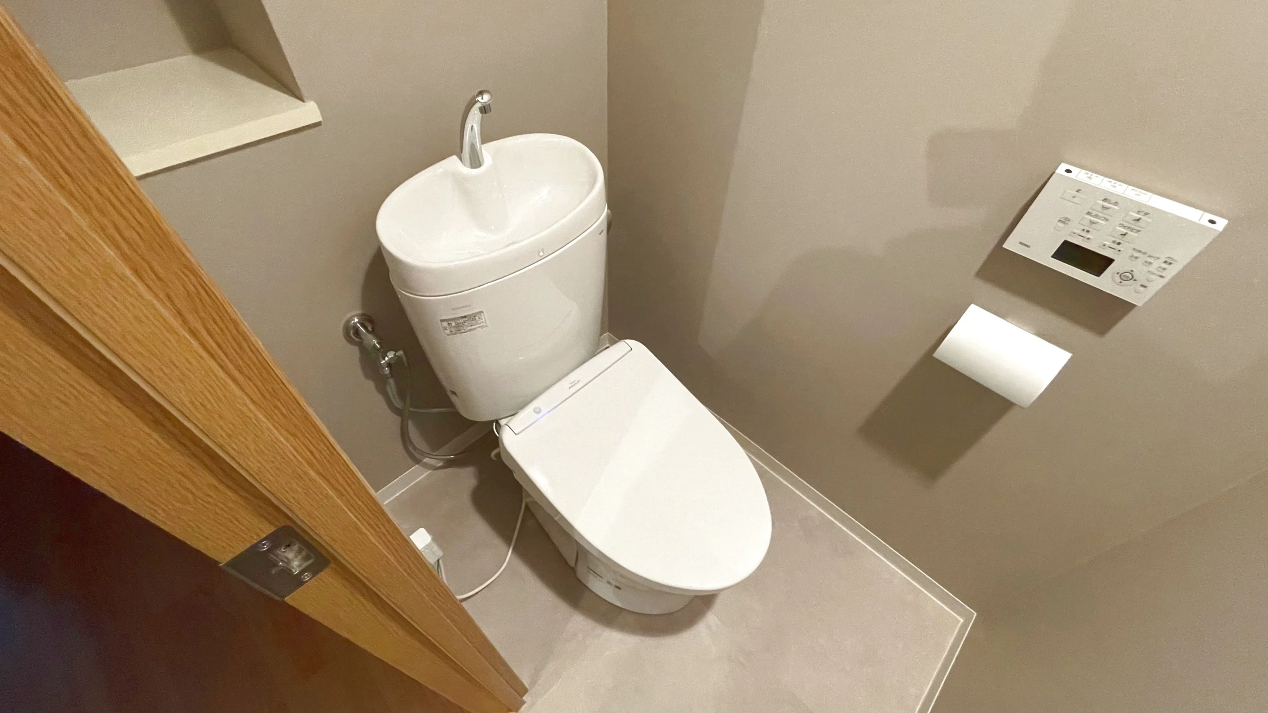 TOTO「ピュアレスト」でトイレをリフォームした事例！床はフロアタイル使用