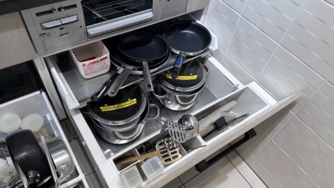 中級以上のキッチンの収納